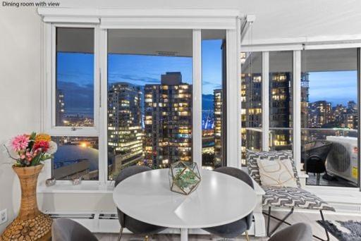 Beautiful Bright Modern Condo With Water View And Ac In Dt Vancouver 2Br,3Bd,2Bt Sleeps 6 Guests Free Parking Netflix Included Exteriér fotografie