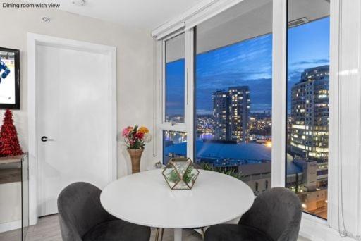 Beautiful Bright Modern Condo With Water View And Ac In Dt Vancouver 2Br,3Bd,2Bt Sleeps 6 Guests Free Parking Netflix Included Exteriér fotografie